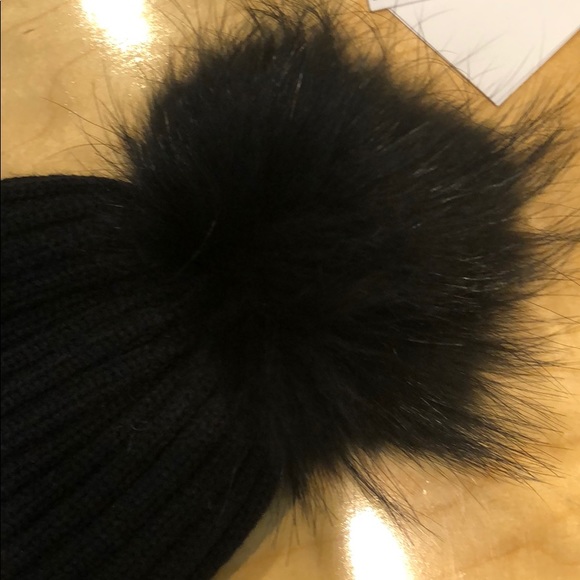 Pom-pom hats - Picture 4 of 4